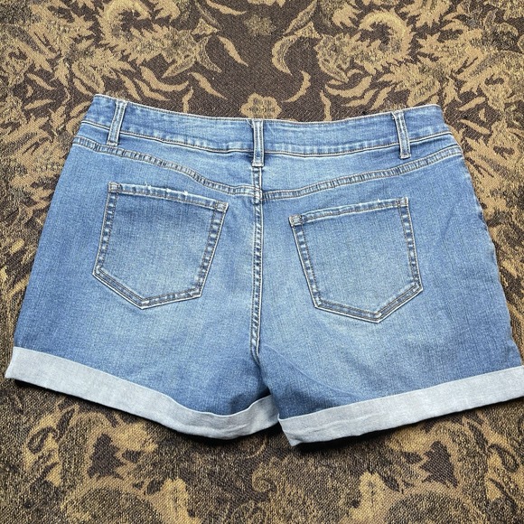 Time and Tru Women's Denim Shorts Mid Rise Cuffed Hem Medium Wash Size 14 C - Picture 6 of 6